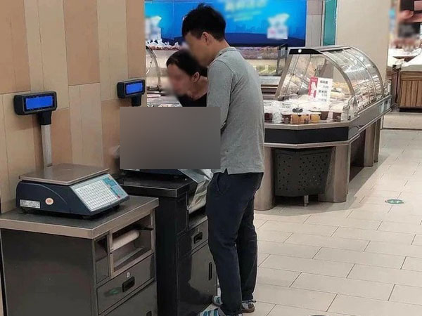 Sốc với hành động của đôi vợ chồng đang lúi húi làm ở quầy cân thực phẩm, dân mạng ai cũng tá hoả