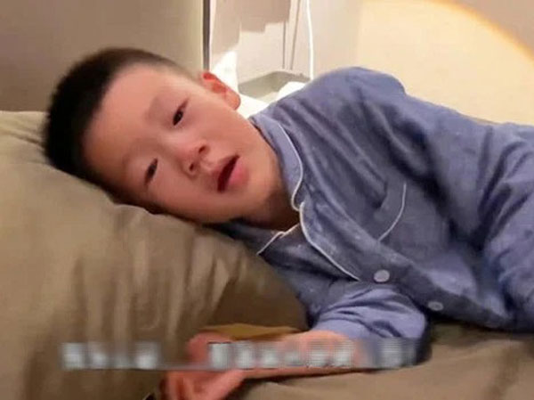 Phát hiện bố và mẹ tắm chung, con trai 6 tuổi khóc lóc đưa ra một yêu cầu khiến mẹ nghe xong hoảng hồn: Quá sức tưởng tượng!