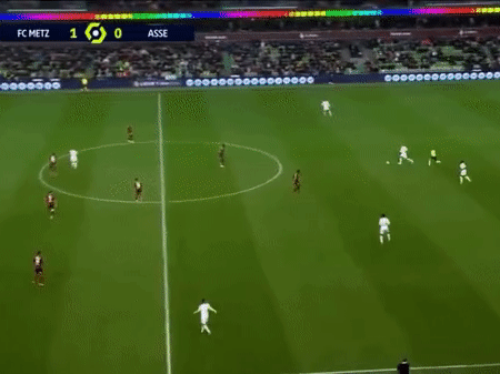 Siêu phẩm điên rồ ở Ligue 1: Cầu thủ của đội bét bảng ghi bàn từ khoảng cách không tưởng