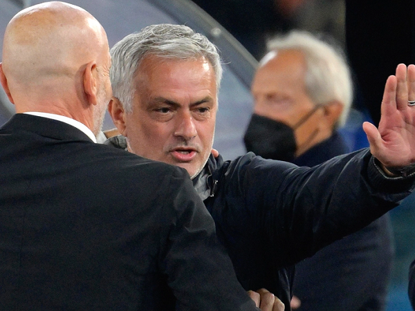 Đứt chuỗi bất bại sân nhà, HLV Mourinho 'chạy trốn' truyền thông