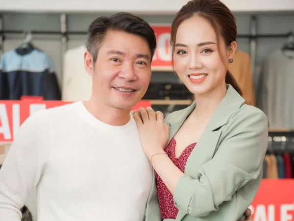 NS Công Lý xuất hiện tươi tắn, tình cảm bên vợ kém tuổi sau 3 tháng nhập viện điều trị