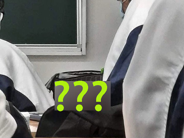 Ngồi ngay bàn đầu mà dám làm chuyện 'to gan', nữ sinh khiến giáo viên cũng phải cạn lời khi chứng kiến cảnh này