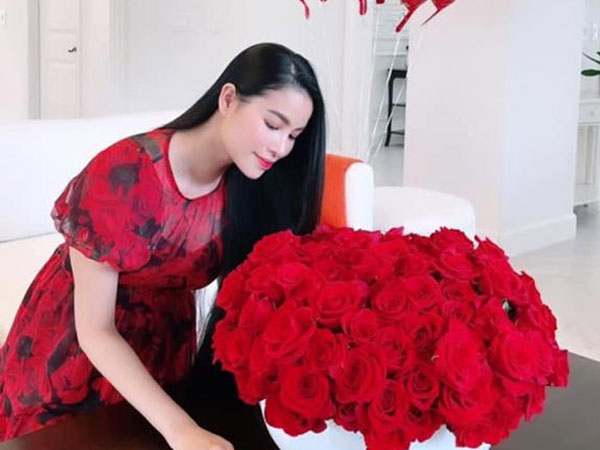 Hoa hậu Phạm Hương đăng ảnh chụp bên trong biệt thự tại Mỹ, nhìn đã thấy 'toát ra mùi tiền'