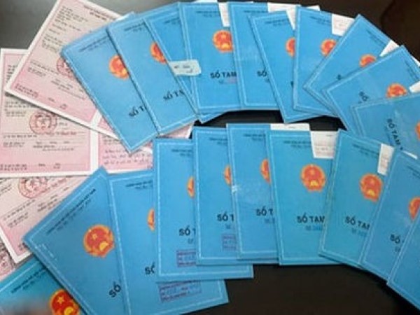 Cựu cảnh sát khu vực làm giả hàng loạt sổ tạm trú