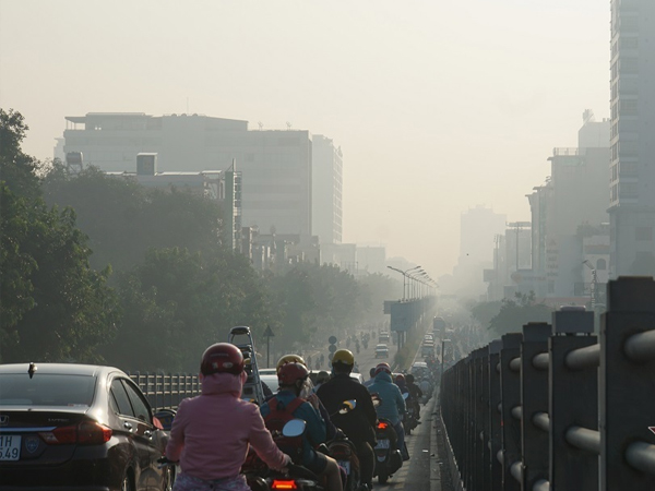 Sáng đầu tuần, TP.HCM chìm trong sương mù
