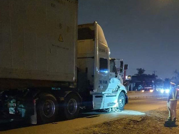 Người lái chết, xe máy bị cán nát dưới gầm container trên Quốc lộ 1