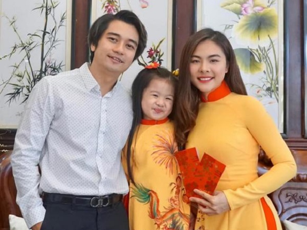 Vân Trang bất ngờ thông báo vừa sinh hai nhóc tỳ sinh đôi cho ông xã đại gia