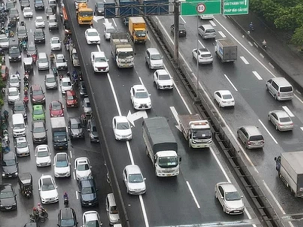 Ảnh: Vành đai 3 ùn tắc hơn 6 km mặc dù đã qua giờ cao điểm