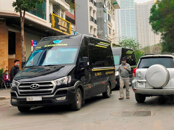 Xe hợp đồng vô tư hoạt động 'chui' trên nhiều địa bàn Hà Nội