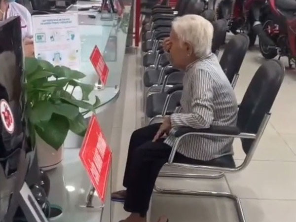 Xót xa cụ bà bật khóc bước ra từ cửa hàng bán xe, 90 tuổi vẫn còng lưng trả nợ cho cháu 2 năm chưa hết