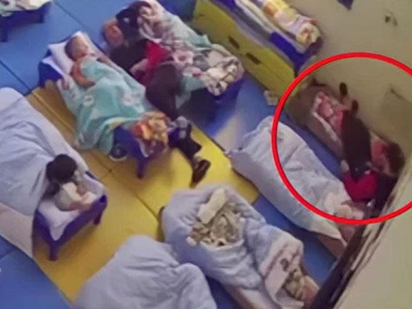 Bé gái 3 tuổi bị giáo viên dán băng dính không thể cử động, phản hồi từ nhà trường khiến dư luận sôi sục