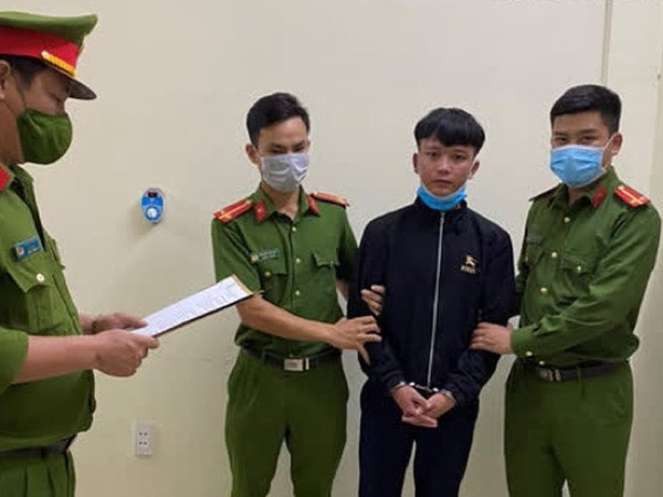 Khởi tố, bắt tạm giam 2 kẻ tấn công dã man nam sinh trước cổng trường