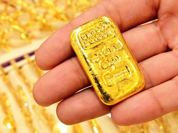 Sự bất thường khó hiểu của giá vàng trong nước