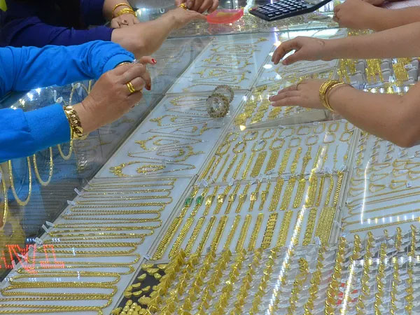 Giá vàng hôm nay 2-11: Vọt lên khi giới đầu tư thôi nắm giữ USD