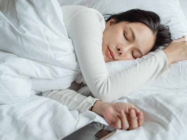 Người Nhật khỏe mạnh và sống lâu nhờ không dùng một đồ vật quen thuộc trong lúc ngủ