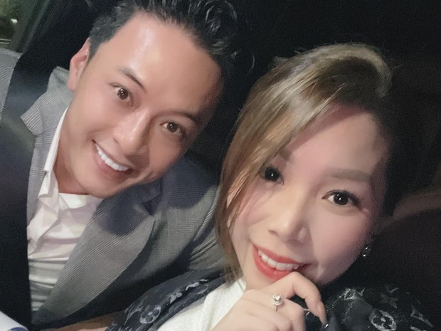 2 soái ca VTV cùng kỷ niệm ngày cưới: Mạnh Trường tặng vàng tổ chức tiệc bể bơi, Hồng Đăng lãng mạn chẳng kém
