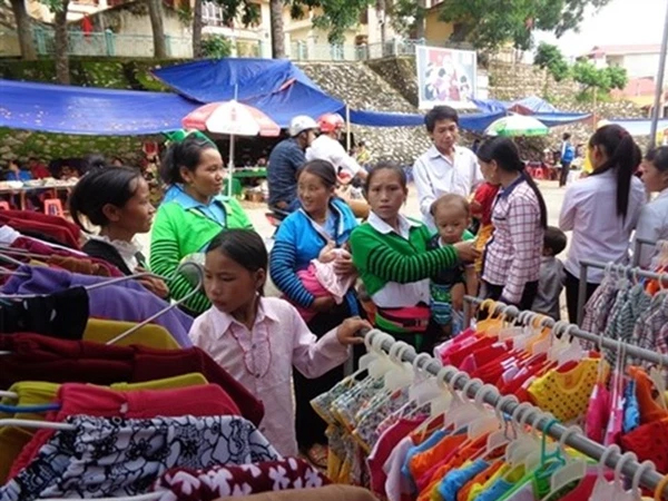 Hàng loạt cặp vợ chồng người H'Mông trắng tay vì bị gạ đầu tư tiền ảo: 'Chỉ cần đi bộ lên nương rẫy là có tiền'