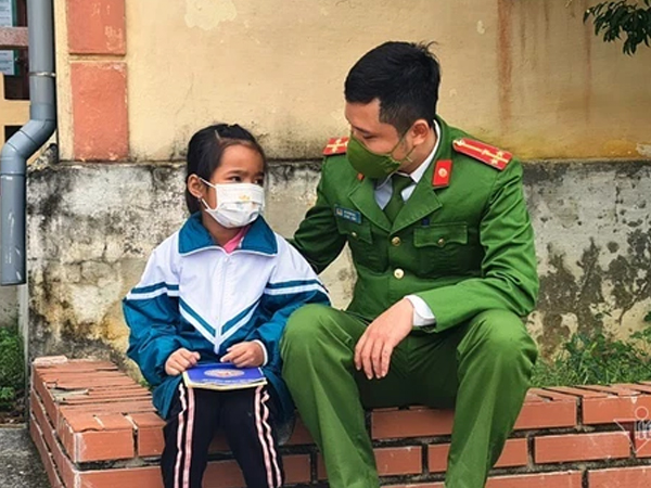 Xúc động khoảnh khắc bé gái đuối nước gặp lại ân nhân đã cứu sống mình: 'Có muốn làm con nuôi chú không?'