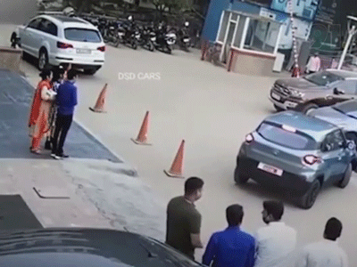 Video: Vừa mua xe ra khỏi đại lý, người đàn ông đâm luôn vào tường