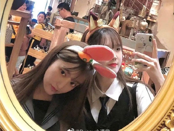 Hot nhất showbiz hôm nay: 2 nữ idol bất ngờ rời nhóm rồi công khai hẹn hò, chuyện tình ngọt ngào gây bão toàn cõi mạng