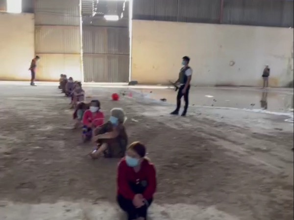 Triệt phá ổ bạc 'quý bà' trong kho lúa bỏ hoang, thu giữ hơn 100 triệu