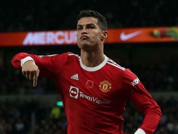 Ronaldo lập cú đúp, Man United run rẩy giữ đỉnh bảng