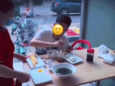Nam thanh niên đi ăn dùng đũa ngoáy tung lọ ớt, bày đủ thứ ra bàn và hành động của quán khiến ai cũng hả dạ