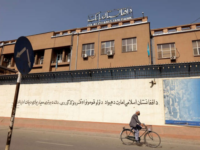 Người dân Afghanistan được rút tối đa 400 USD/tuần