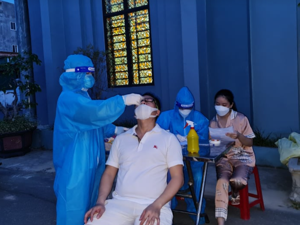 Điều trị tại bệnh viện về, test nhanh hai vợ chồng dương tính SARS-CoV-2