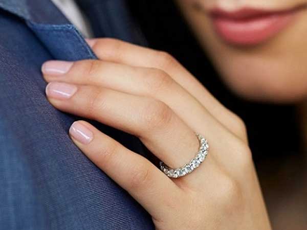 Người đàn ông xăm trổ cầu hôn theo cách thô lỗ khiến tôi hoang mang