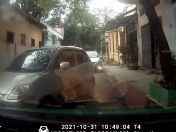 Video: Nữ tài xế kiên quyết không nhường đường dù là 'kẻ đến sau'