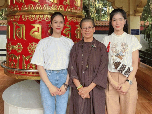 Xôn xao hình ảnh Diệp Lâm Anh về chùa tìm chốn bình yên giữa ồn ào ly hôn chồng thiếu gia