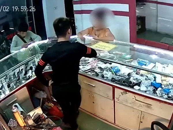 Tình huống khó đỡ: Người phụ nữ lớn tiếng với chủ cửa hàng điện thoại 'mày phải mua, đưa tiền đây' với lý do không thể ngờ