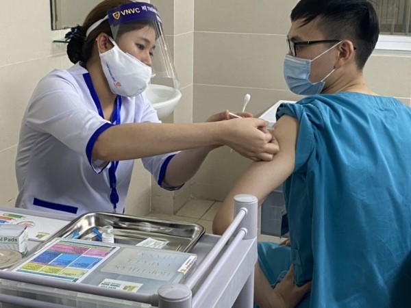 Khi nào Việt Nam tiêm vaccine COVID-19 mũi 3?