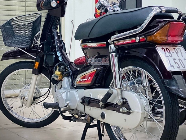 Honda Dream Thái 2002 giá nửa tỷ, khách muốn đổi ô tô chủ xe không chịu