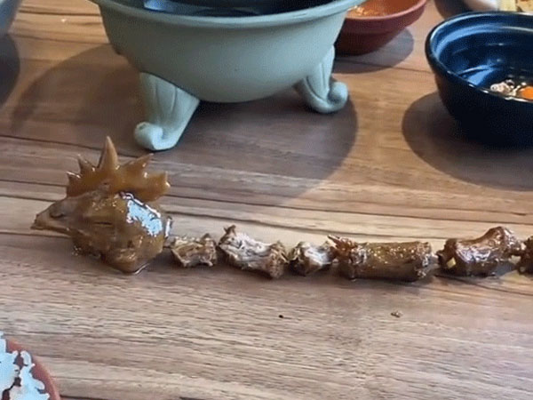 Đi ăn, được quán mang cho con gà cổ siêu dài, người đàn ông không ngừng thắc mắc còn dân mạng cười mệt vì một lý do
