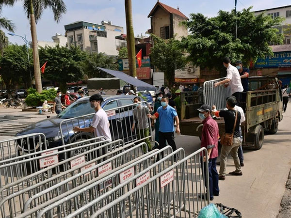F1 trốn khỏi khu cách ly phóng xe đi thăm bạn gái, sau đó bị thu giữ xe rồi lại bắt taxi về khu cách ly