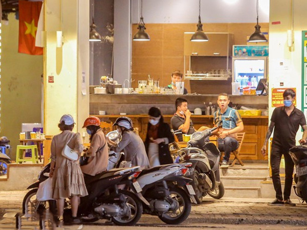 Nhiều hàng quán 'lờ' quy định phòng dịch, thản nhiên hoạt động sau 21 giờ