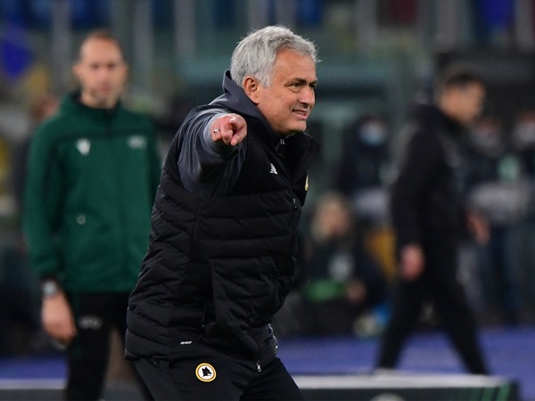 AS Roma thoát thua đội 'tí hon', Mourinho lại cà khịa trọng tài