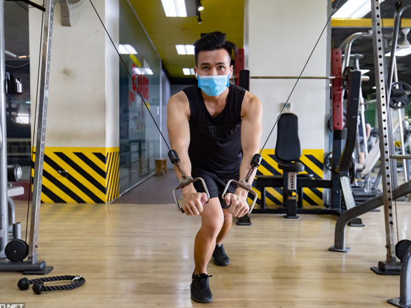 Đeo khẩu trang nâng tạ ngày phòng gym mở cửa