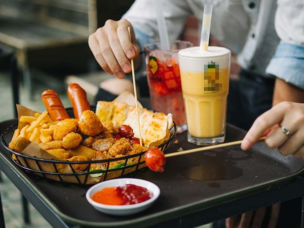 Nhóm lạ ở Hà Nội: Đến quán ăn miễn phí, về chủ còn trả thêm tiền