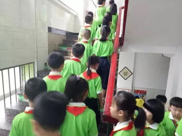 Thầy chủ nhiệm xâm hại tình dục 18 bé gái tiểu học bị kết án tử hình, nghe lời khai của các bạn cùng lớp phụ huynh chỉ biết khóc nghẹn