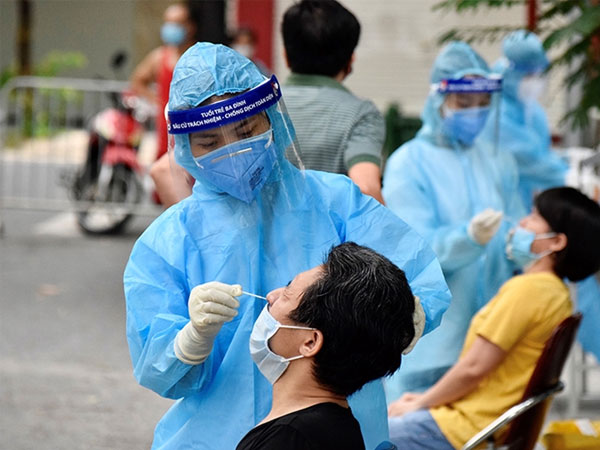 Thêm ca Covid-19, Hà Nội ra thông báo khẩn tìm người tới 12 địa điểm ở 7 quận