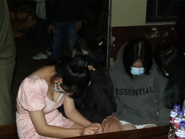 Chủ quán karaoke cố thủ, 10 nam nữ trốn trên sân thượng