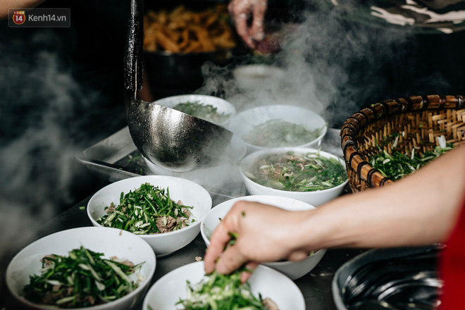 Quán phở đăng bài tuyển người múc nước lèo, nhìn mức lương mà dân văn phòng muốn nghỉ việc để ứng tuyển luôn!