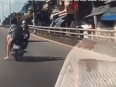 Đang chạy trên đường, cô gái bất ngờ nhảy khỏi xe máy khiến nhiều người bất ngờ