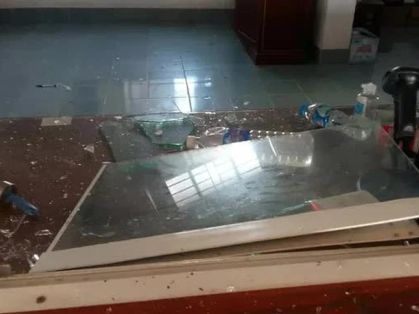 Bệnh viện dã chiến điều trị bệnh nhân Covid-19 bị đập phá
