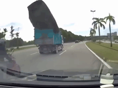 Clip: Bạt phủ rơi trúng xe máy, 2 người thoát chết dưới bánh container