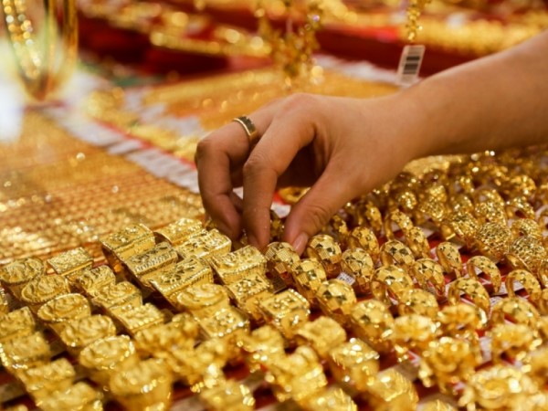 Giá vàng trong nước giữ vững đà tăng, vàng thế giới đảo chiều giảm nhẹ