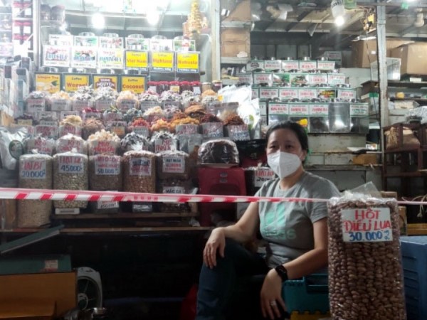 Tiểu thương ở TP.HCM dè dặt nhập bánh, kẹo Tết